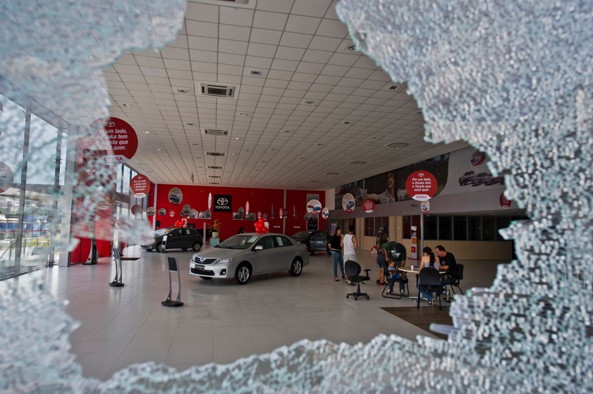 video:-employee-of-a-dealership-in-argentina-started-a-car-and-crashed-it-into-the-window