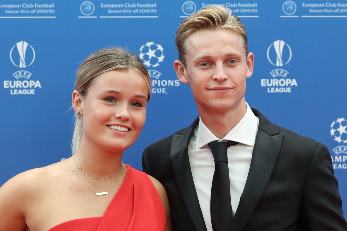 frenkie-de-jong-forgot-about-the-exchange-rumors-and-proposed-to-mikky-kiemeney