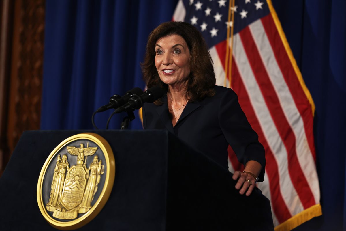 kathy-hochul-signed-bill-limiting-concealed-carry-of-guns-in-“sensitive-places,”-including-times-square