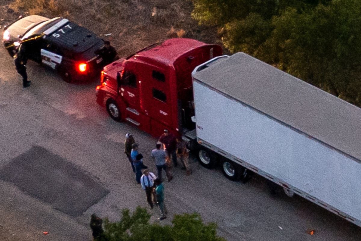 trailer-found-in-texas-left-loaded-with-70-immigrants-from-the-city-of-laredo