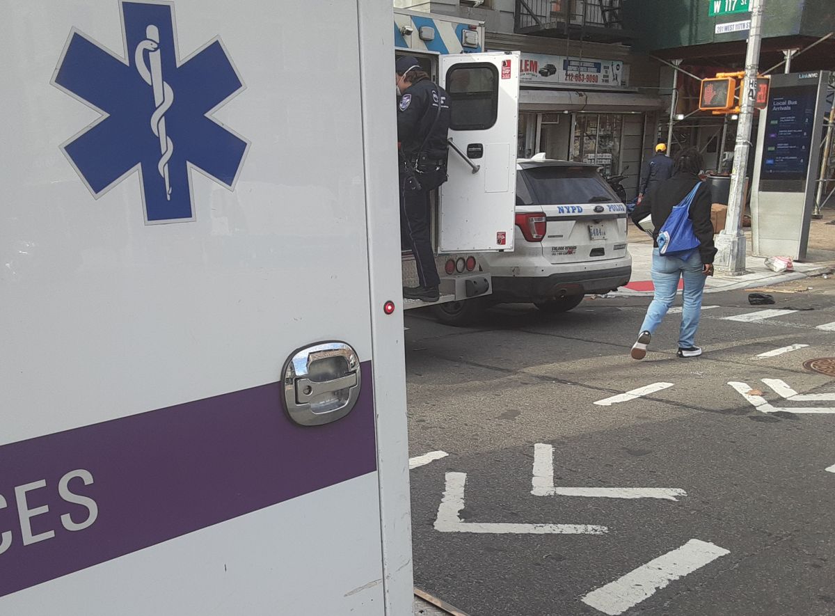 a-17-year-old-teenager-is-shot-to-death-in-broad-daylight-on-a-new-york-street,-causing-chaos-on-streets-and-sidewalks