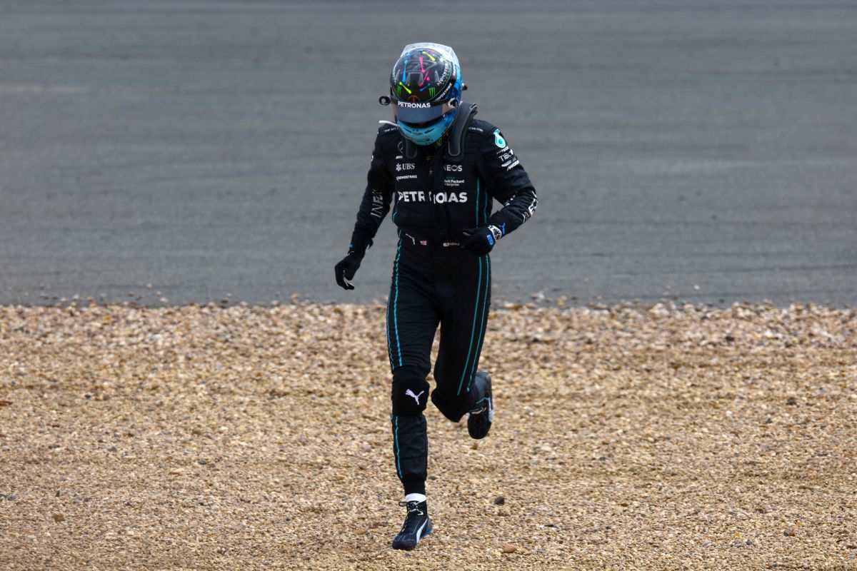 incredible-gesture:-george-russell-got-out-of-his-car-and-ran-to-rescue-guanyu-zhou-after-an-accident-at-the-british-gp-(videos)