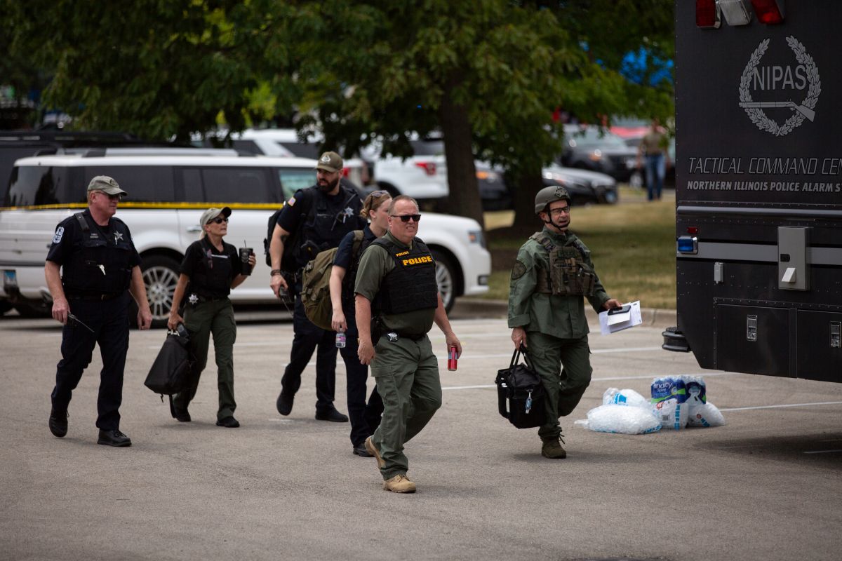 police-say-highland-park-shooting-is-white-youth-who-fired-with-rifle