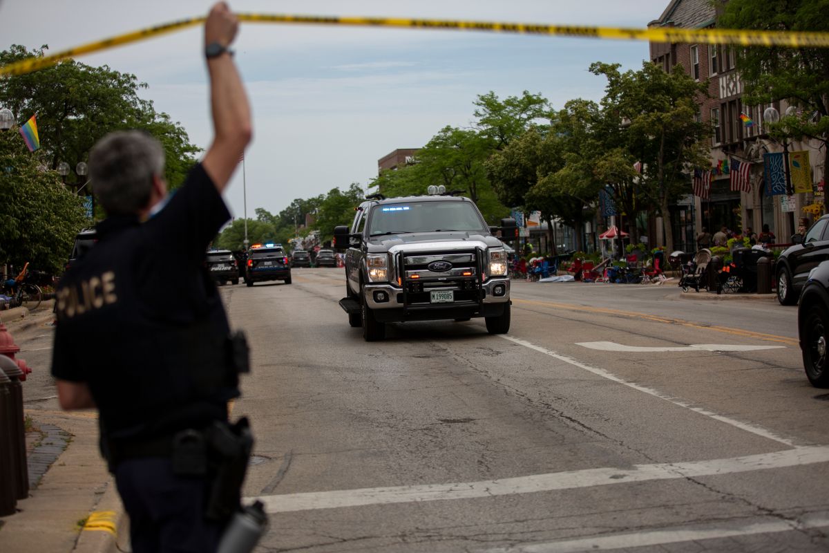 shooting-in-highland-park:-at-least-6-dead-and-dozens-injured-left-us-independence-day-parade