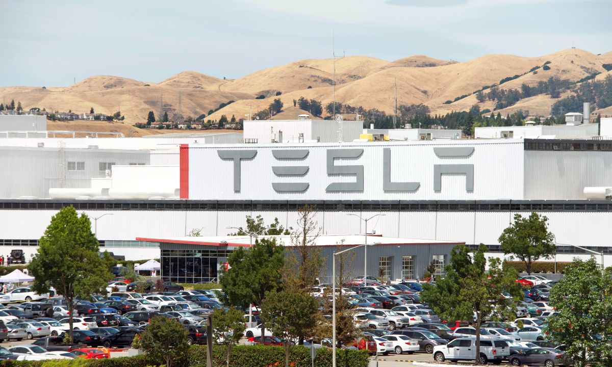 black-tesla-workers-denounce-racial-slurs-at-factories