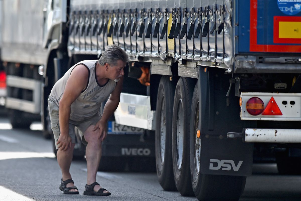 they-find-abandoned-trailer-with-100-immigrants-almost-about-to-die-suffocated-in-mexico