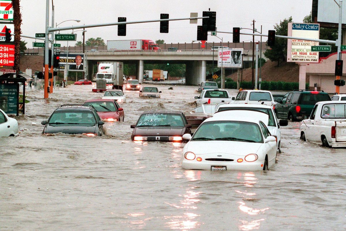 las-vegas-under-water:-flooding-damages-casinos,-turns-streets-into-rivers-and-delays-flights