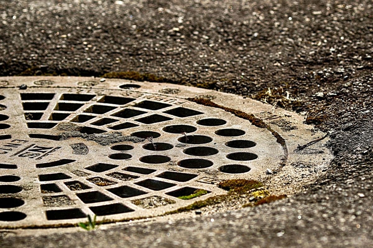 woman-fell-down-a-manhole-while-walking-in-new-jersey