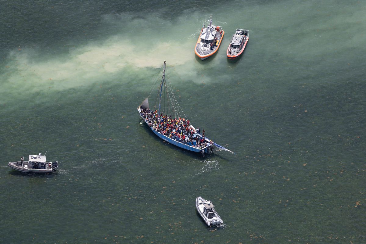 border-patrol-detains-a-group-of-cubans-on-a-florida-islet