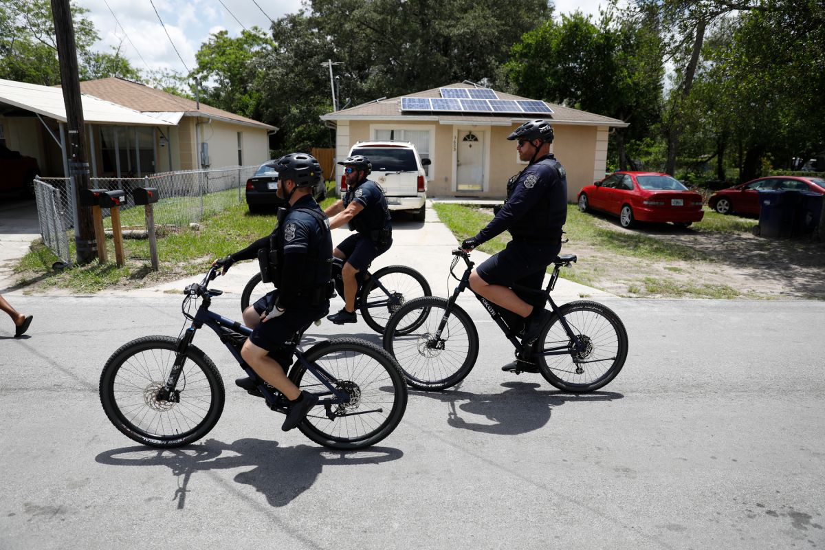 police-take-an-eviction-order-to-a-house-in-florida-and-get-the-wrong-address,-the-video-goes-viral-on-tiktok