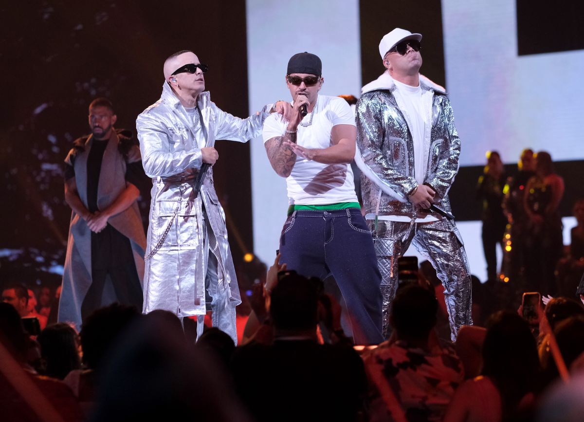 christian-nodal-and-cazzu-in-a-romantic-way-enjoyed-the-wisin-y-yandel-concert-in-guatemala