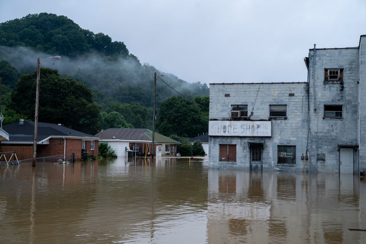 video:-young-man-takes-refuge-with-his-dog-on-the-roof-of-a-house-in-kentucky-to-survive-the-floods