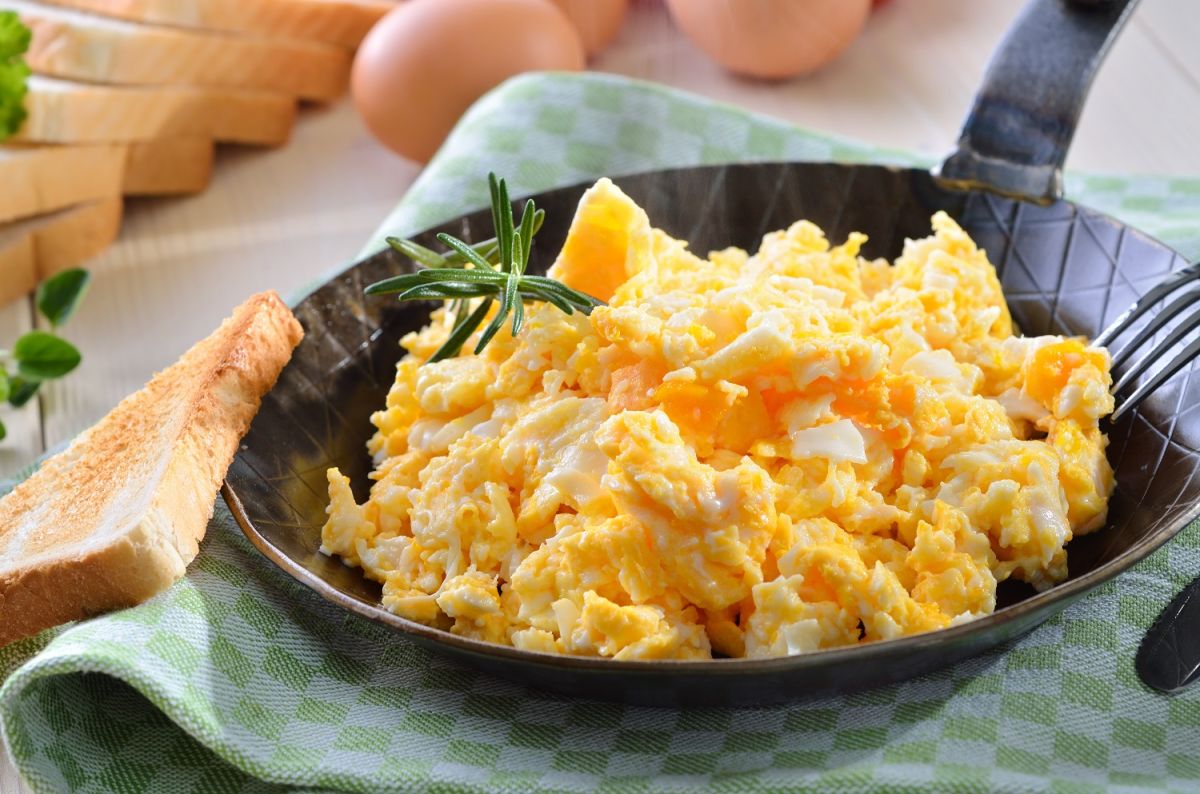 how-to-easily-add-umami-flavor-to-scrambled-eggs