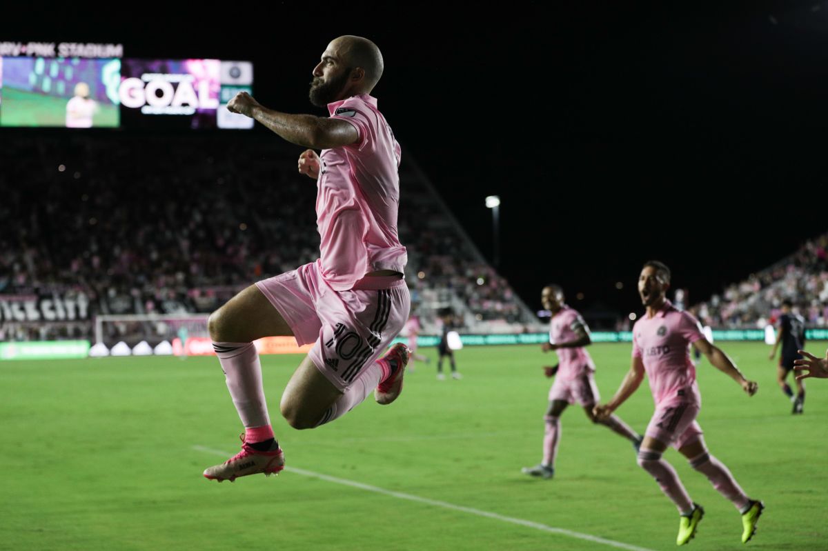 sensational:-gonzalo-higuain-scores-his-first-hat-trick-in-mls