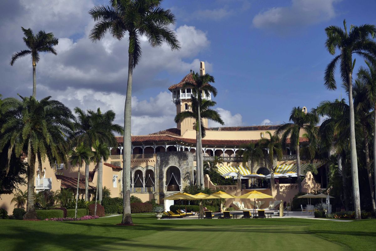 russia-tried-to-infiltrate-trump's-mar-a-lago-estate,-according-to-former-fbi-official