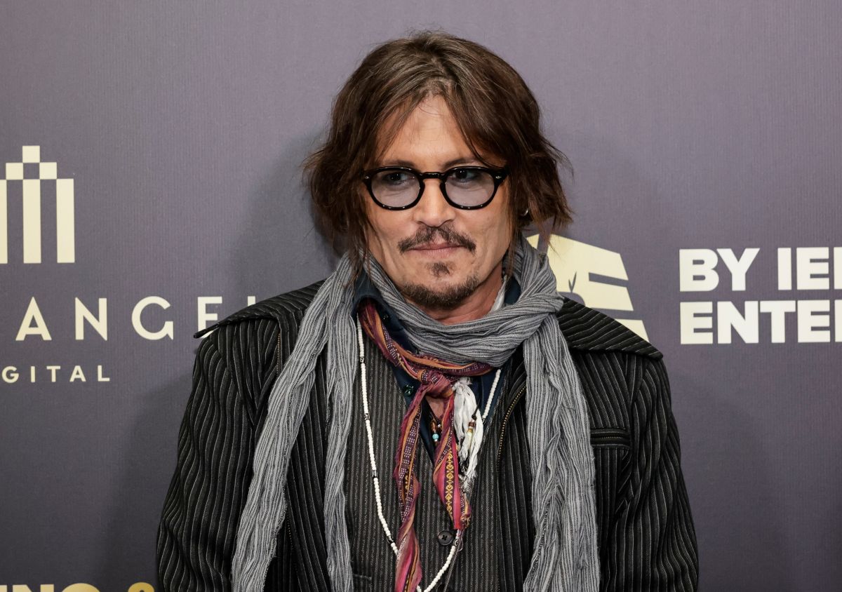 video:-johnny-depp-surprises-by-appearing-as-“moon-person”-at-the-mtv-vmas