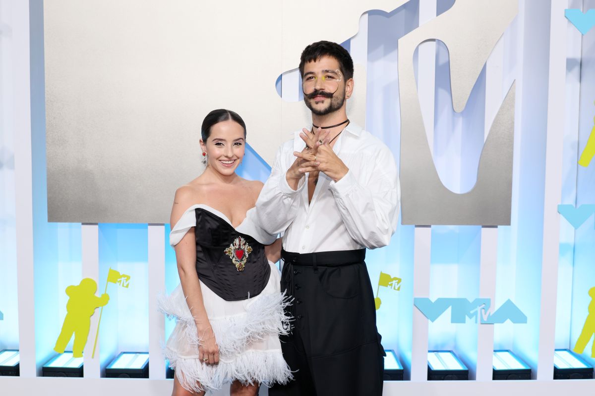 camilo-and-evaluna-were-criticized-for-their-costumes-at-the-mtv-vmas-and-say-they-look-like-“pirates”