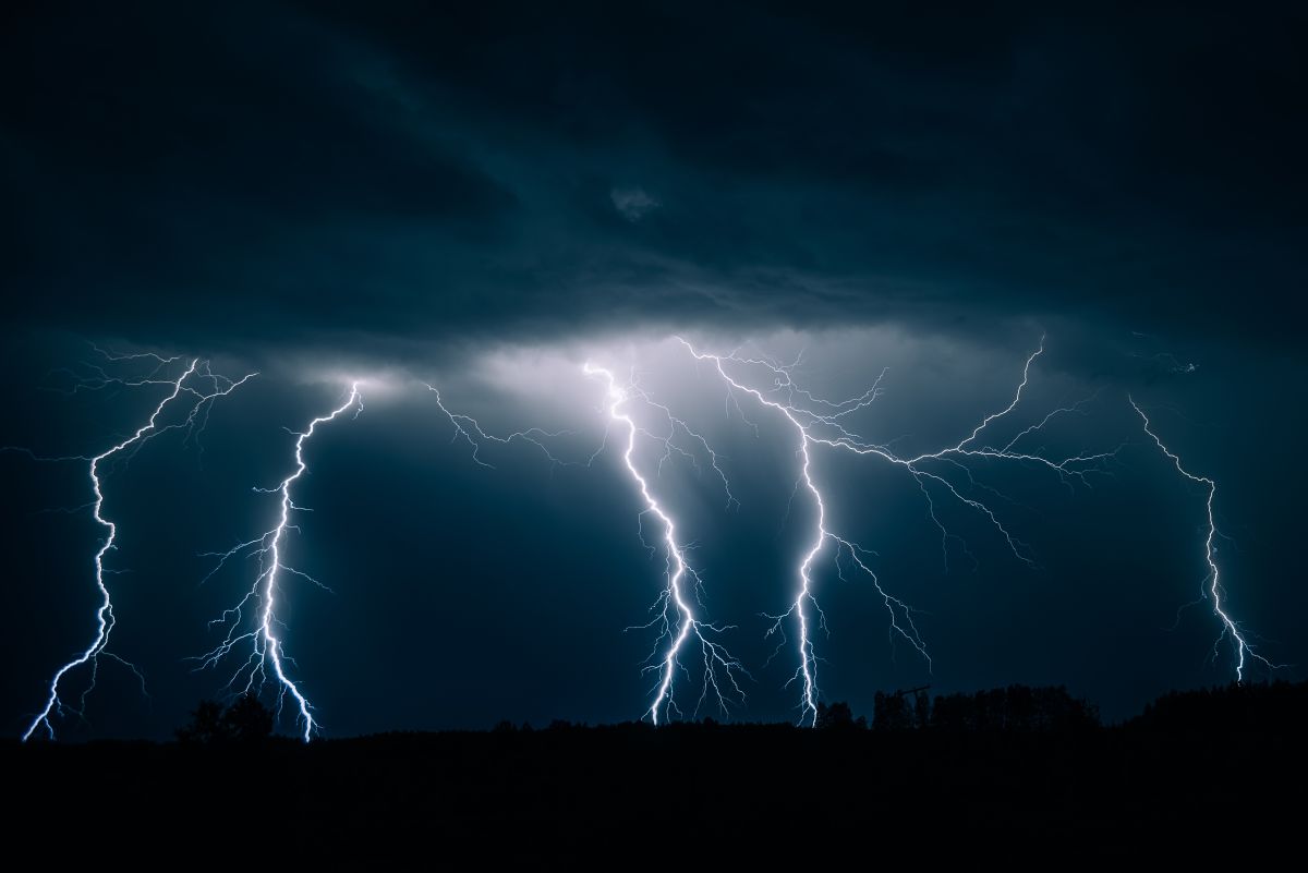 boyfriend-dies-in-engagement-photo-session-when-struck-by-lightning