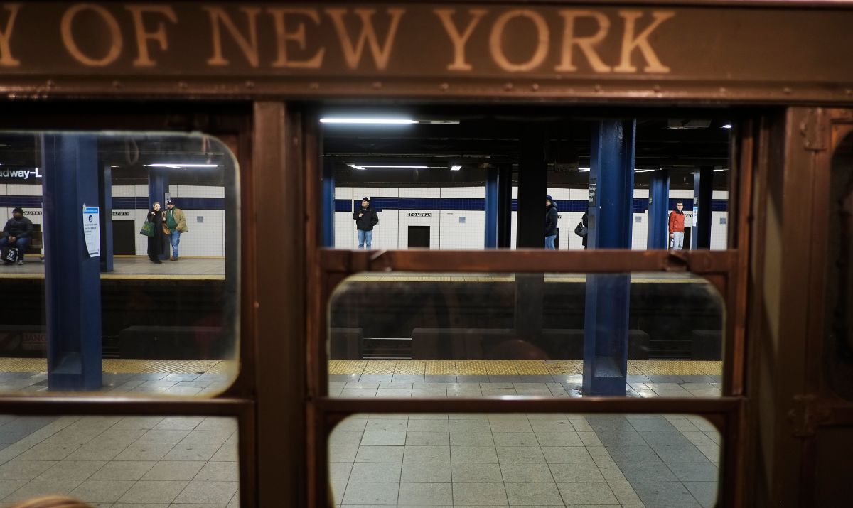 15-year-old-loses-arm-while-trying-to-'surf'-a-subway-car-in-queens