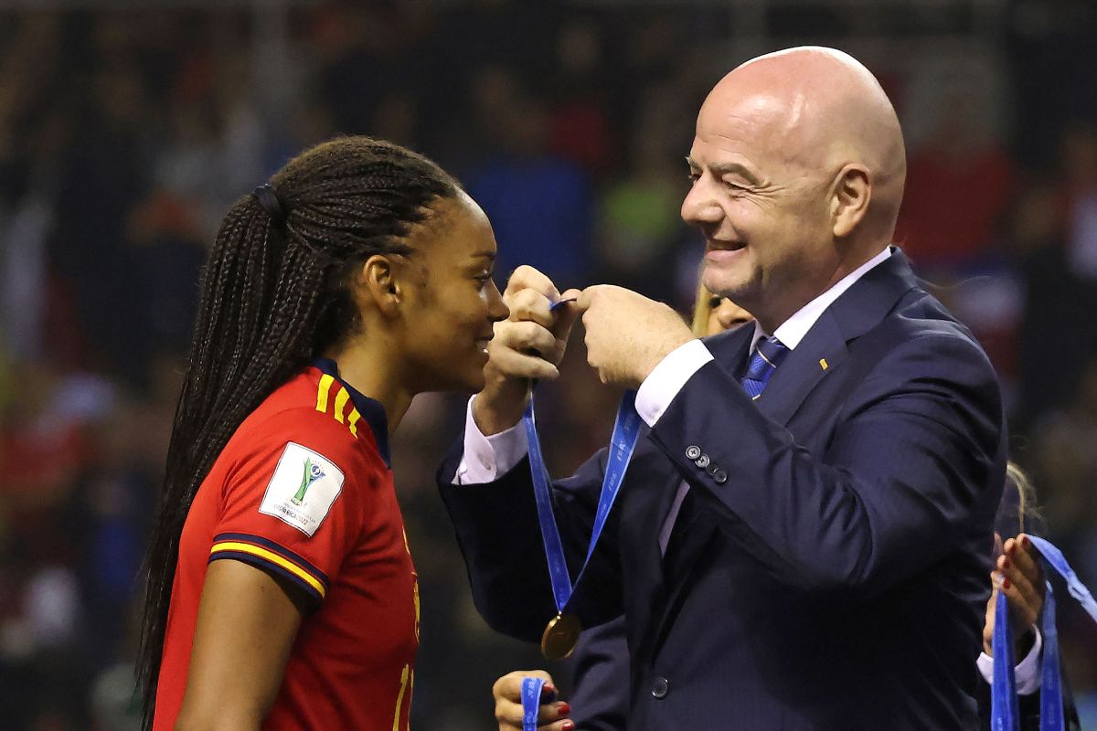 to-die-of-laughter:-infantino's-bald-head-was-rubbed-at-the-world-cup-award-ceremony-(video)