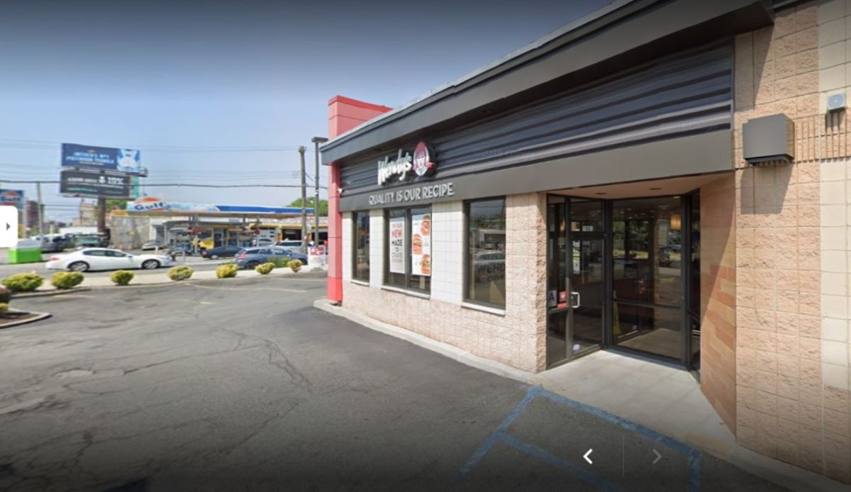 bloody-brawl-between-wendy's-employees-in-new-york;-a-stab-in-the-chest