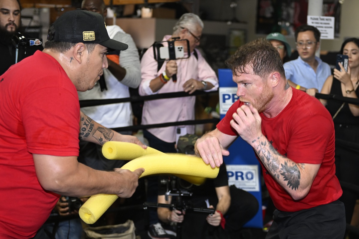 eddy-reynoso-warns-that-the-fight-against-gennady-golovkin-will-be-complicated-and-revealed-part-of-canelo-alvarez's-strategy