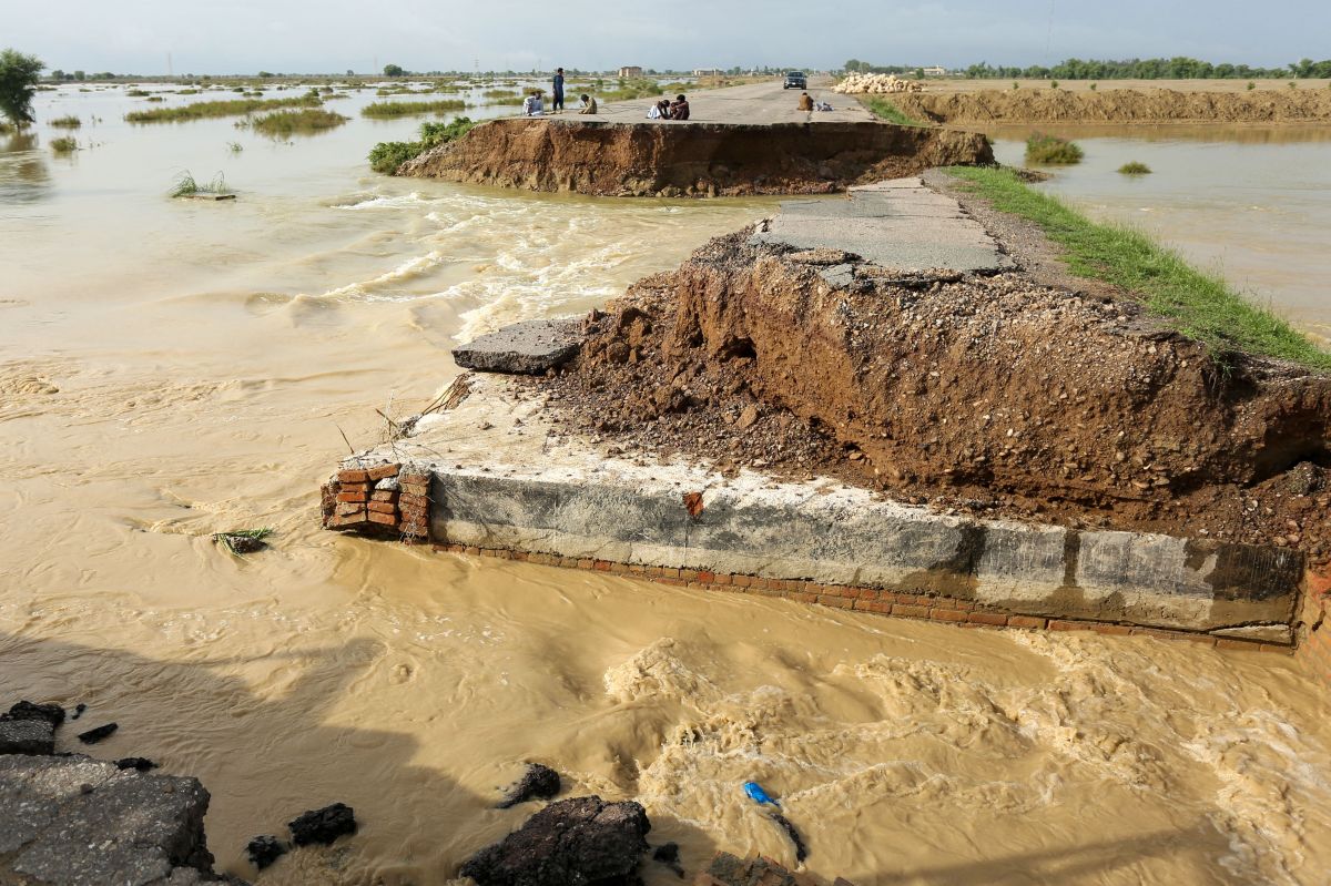 video:-luxury-hotel-in-pakistan-is-washed-away-by-torrential-rains-in-the-country