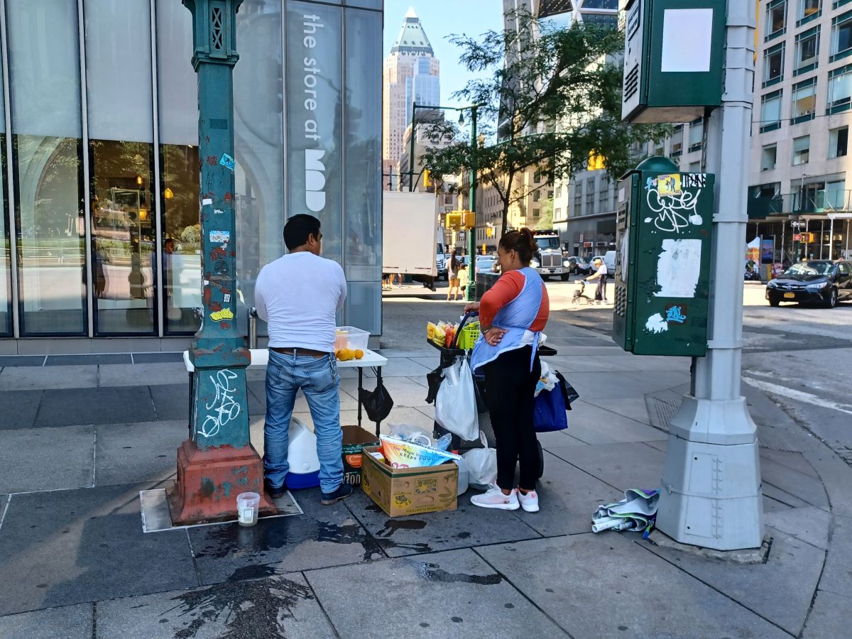 nyc-at-the-crossroads-of-how-to-facilitate-more-permits-for-street-vendors,-while-thousands-take-to-the-streets-“at-their-risk”-this-summer