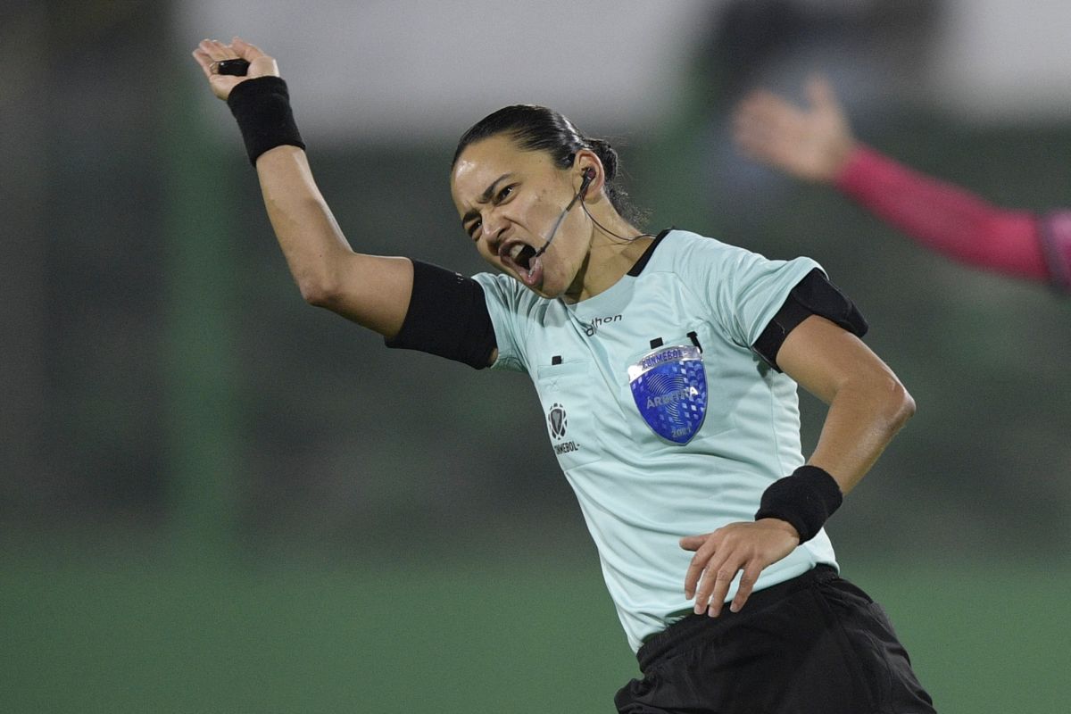 straight-to-jail:-soccer-player-hits-a-female-referee-from-behind-in-argentina-[video]