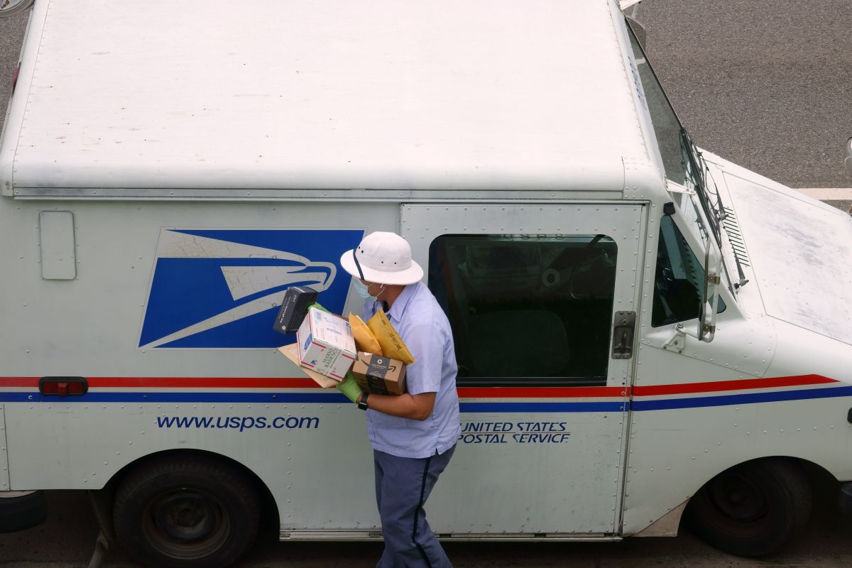 the-us-postal-service-plans-to-lay-off-50-thousand-workers-in-the-next-few-years:-why