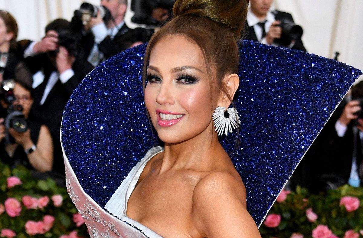 thalia-warns-her-fans-of-fraud-in-her-name