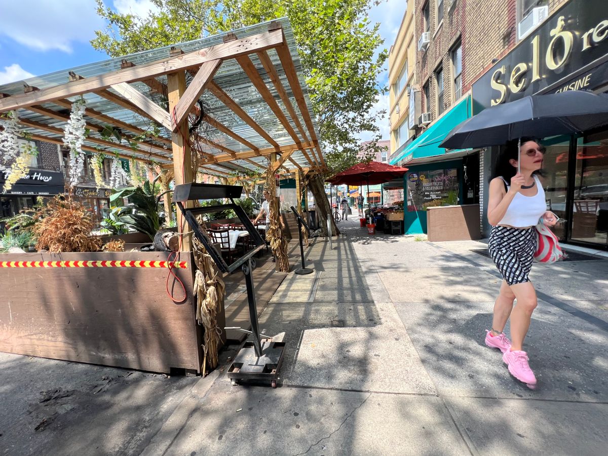 fight-grows-for-outdoor-restaurant-tables-in-new-york-as-latino-businesses-ask-to-keep-the-program