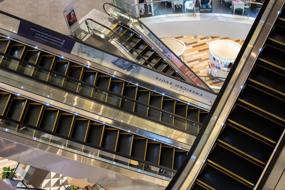 video:-teenager's-hand-gets-caught-in-the-escalator-of-a-shopping-center-in-california