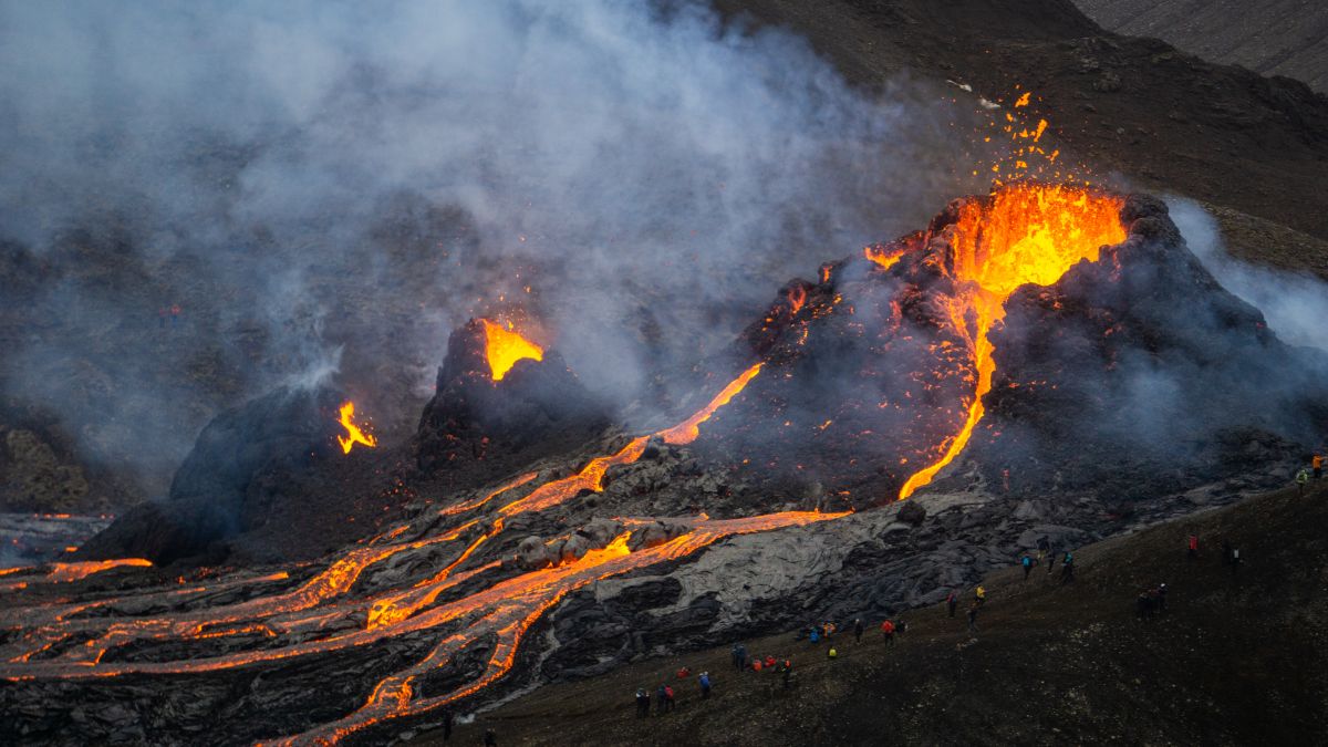 videos-of-the-volcanic-eruption-in-iceland-show-the-explosion-and-the-lava-flows