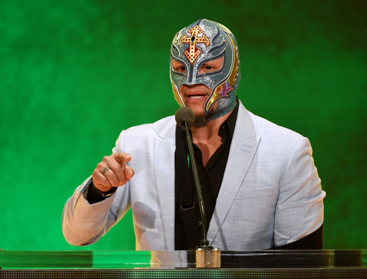 video:-rey-mysterio-revealed-an-emotional-anecdote-he-had-with-“chicharito”-hernandez