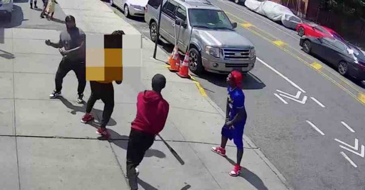 bats:-savage-attack-on-a-man-in-broad-daylight-on-a-new-york-street-was-captured-on-video