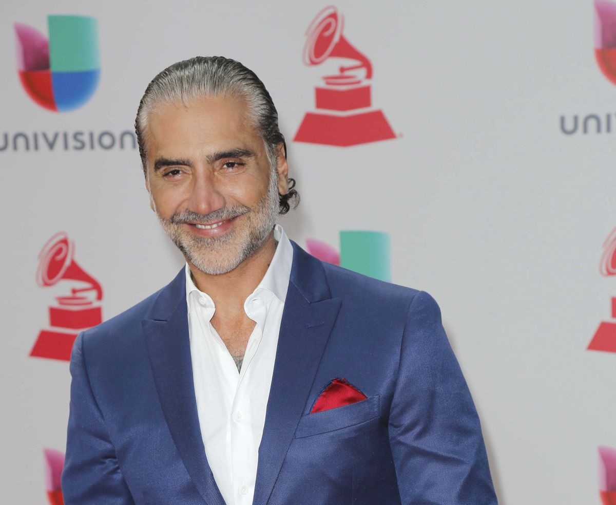 alejandro-fernandez-is-criticized-after-receiving-a-stuffed-animal-and-kicking-it-during-a-concert