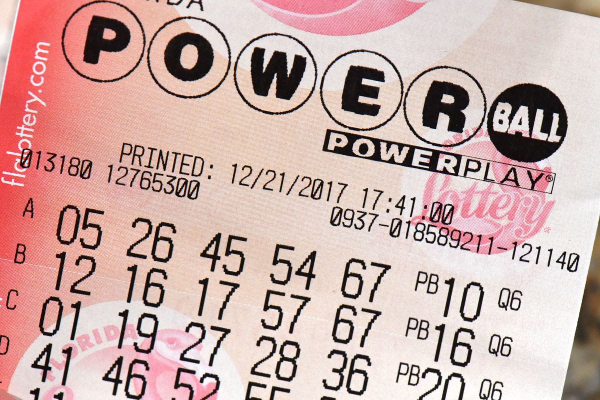 a-woman-wins-$200,000-in-powerball-and-plans-to-use-the-money-to-pay-for-her-boyfriend's-car