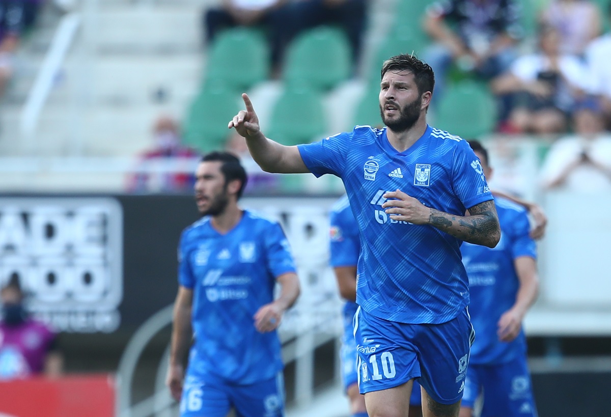 andre-pierre-gignac-is-already-wearing-the-new-el-tri-shirt-as-if-he-were-just-another-mexican-[photo]