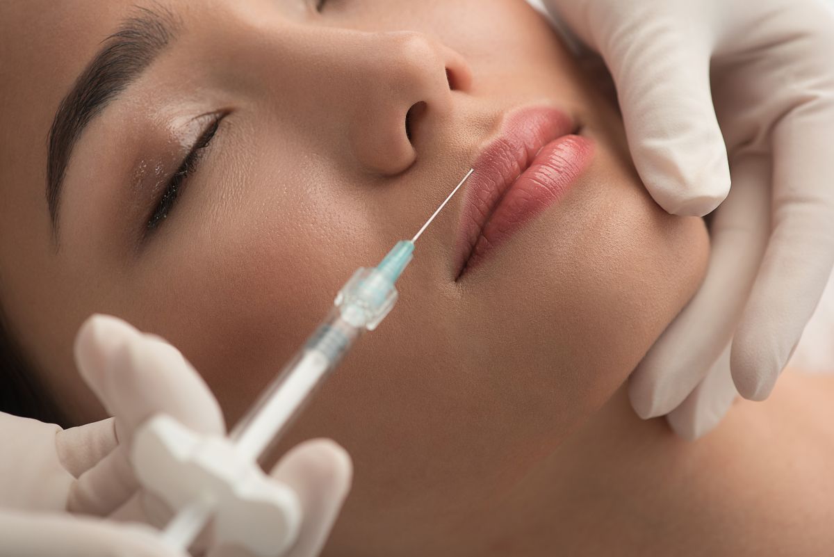 hyaluronic-acid-is-injected-into-the-lips-and-ends-up-with-a-disfigured-face