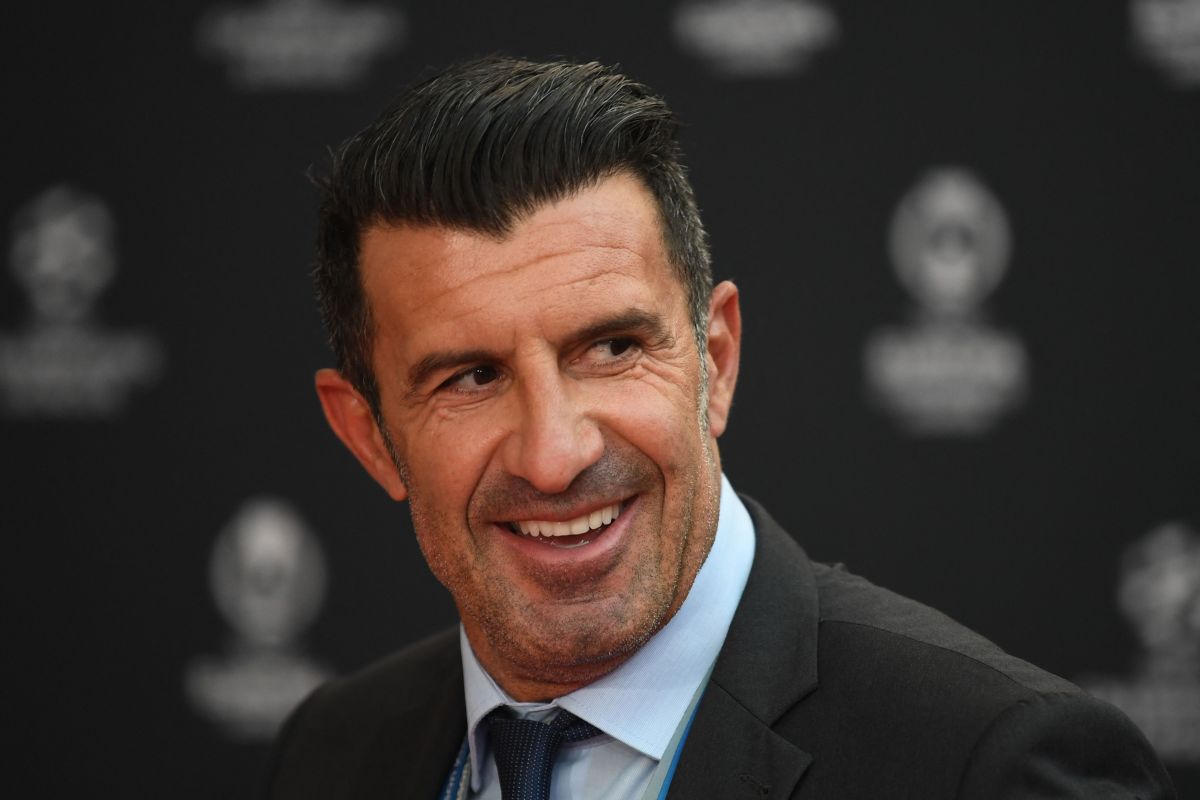 luis-figo-breaks-the-guinness-record-by-playing-soccer-inside-an-airplane-and-scoring-a-great-goal-for-history-in-zero-gravity-[video]