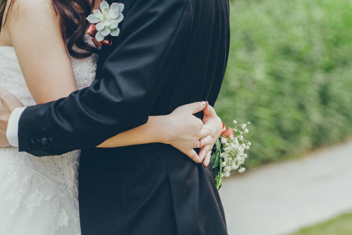 they-criticize-the-groom-for-the-way-he-dressed-for-his-wedding