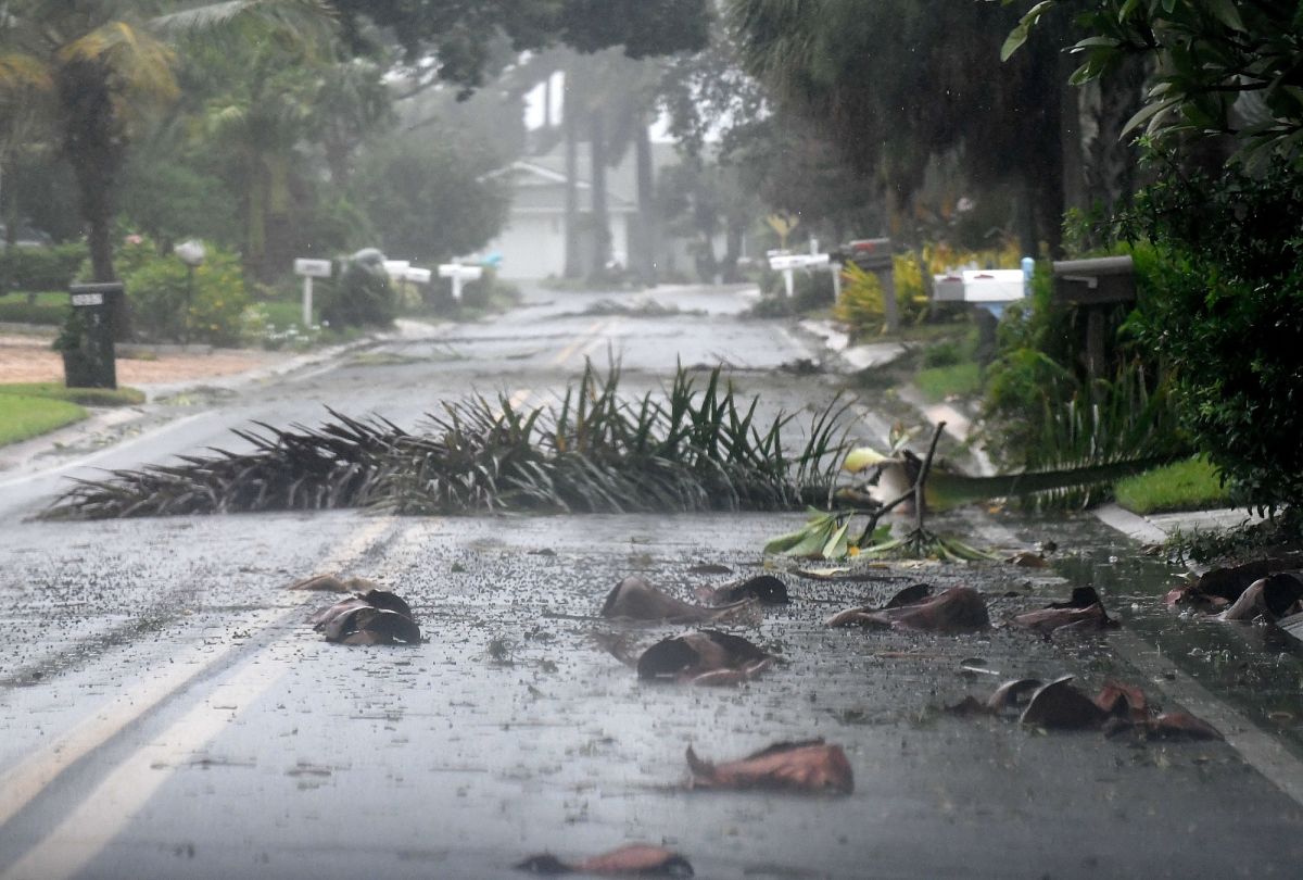 hurricane-ian-makes-landfall-in-florida-and-begins-to-wreak-havoc