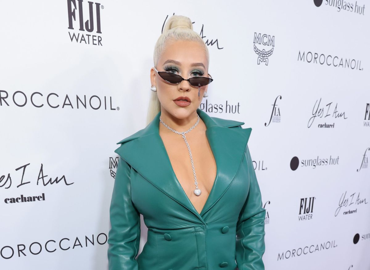 christina-aguilera-offers-a-preview-of-her-new-single-before-performing-at-the-latin-billboard-awards