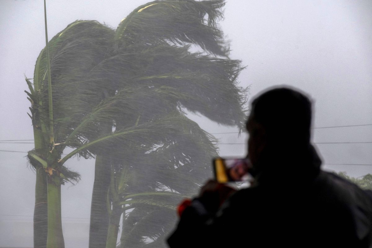 don't-forget-your-pets!-video-captures-man-saving-kitten-amid-hurricane-ian-in-naples