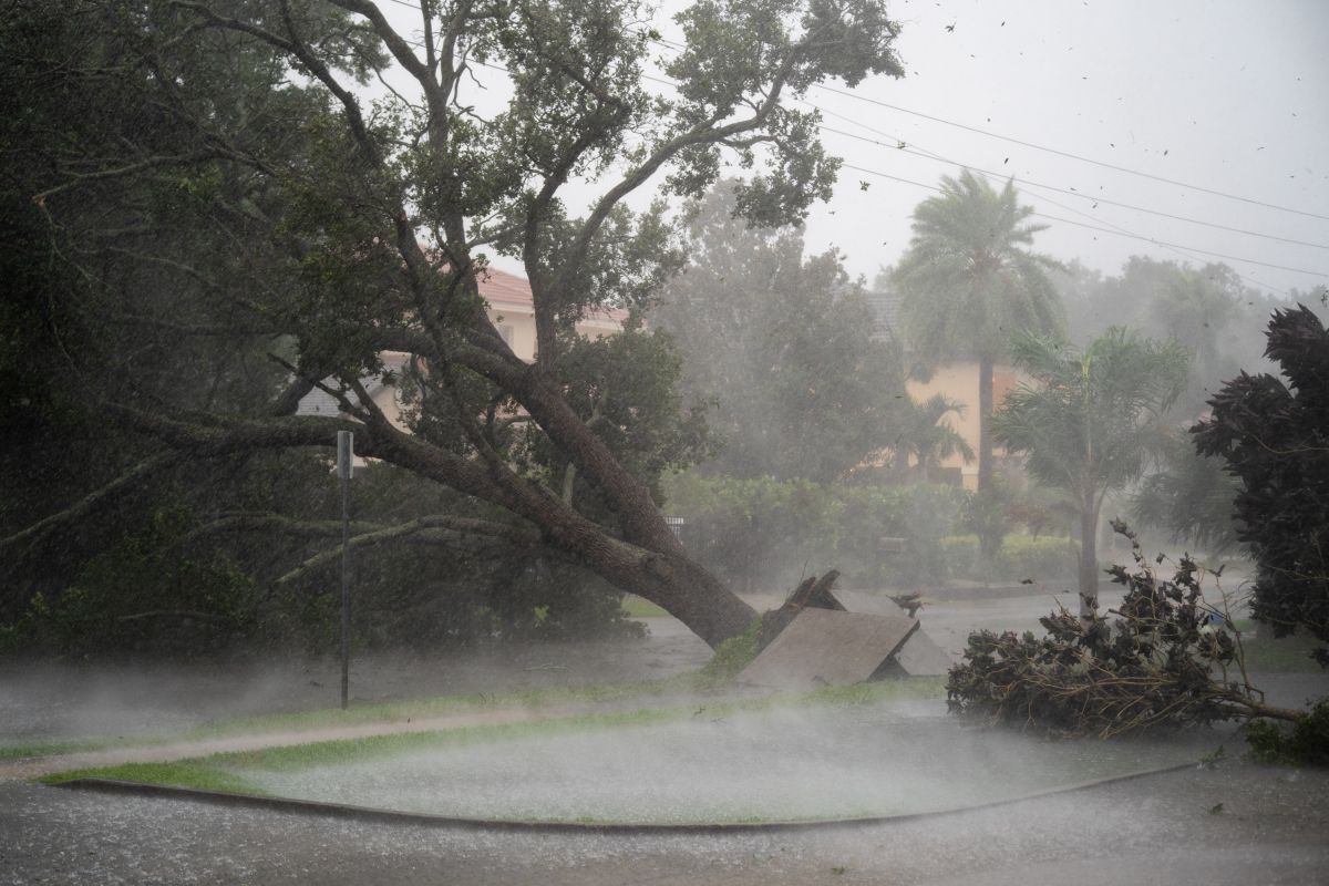 hurricane-ian-downgraded-to-category-2-but-leaves-1.8-million-florida-homes-and-businesses-without-power