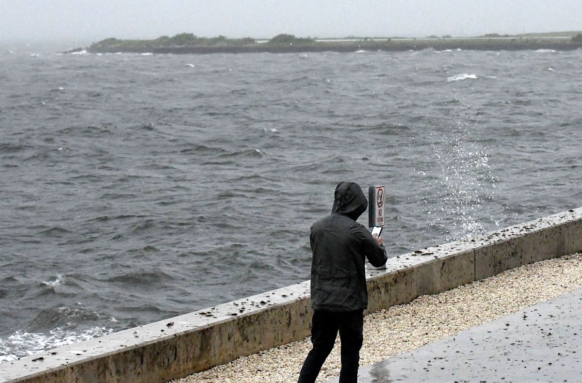 video:-reporter-“protects”-her-microphone-with-a-condom-during-a-live-broadcast-about-hurricane-ian