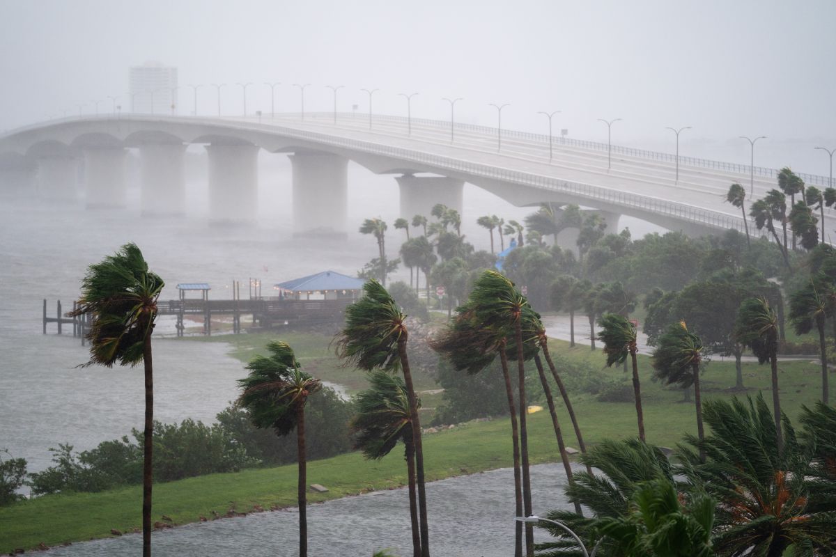 apocalyptic-images-in-fort-myers,-florida:-hurricane-fiona-sweeps-and-sinks-structures