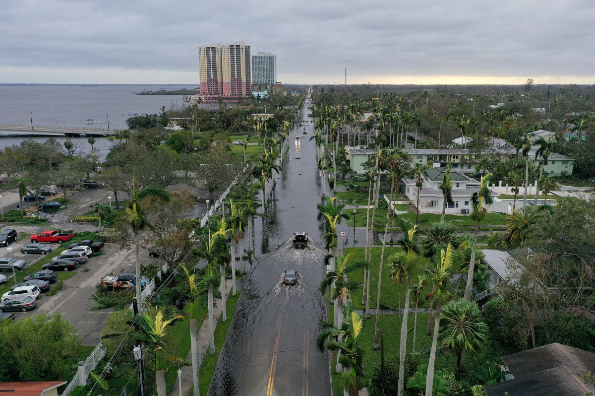 video:-cameraman-leaves-equipment-thrown-away-in-full-broadcast-to-rescue-family-stranded-in-flood-in-florida-by-hurricane-ian