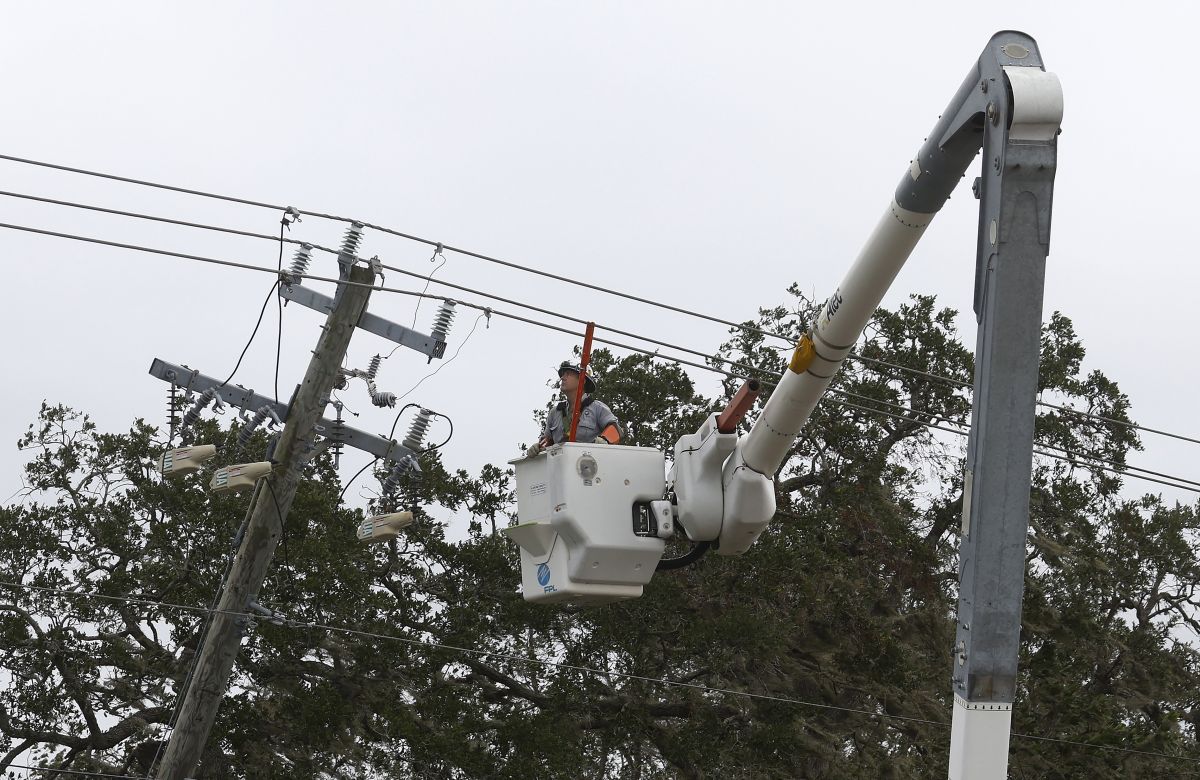 crews-couldn't-go-out-to-restore-power-in-florida-because-ian's-winds-had-to-be-below-35-mph